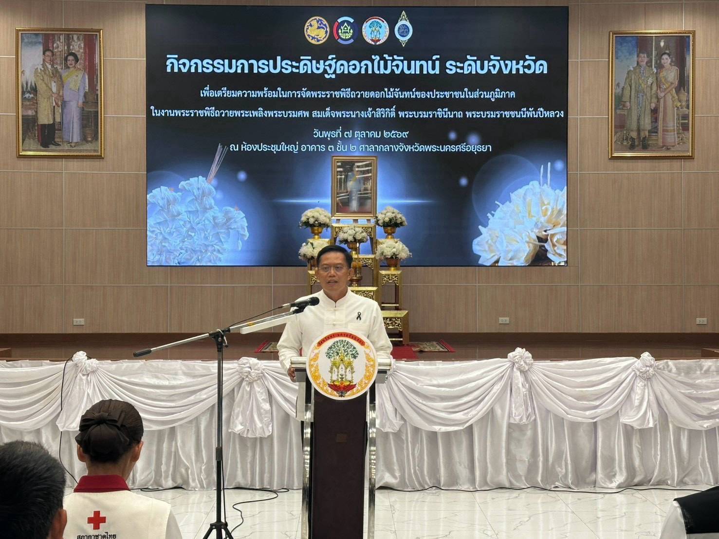 สำนักงานพัฒนาชุมชนอำเภอมหาราชร่วมกิจกรรมฝึกอบรมการประดิษฐ์ดอกไม้จันทน์ระดับจังหวัด โดยเน้นการใช้วัสดุธรรมชาติและวัสดุที่มีอยู่ในท้องถิ่นตามแนวทางปรัชญาของเศรษฐกิจพอเพียง เพื่อให้พัฒนาการอำเภอและเจ้าหน้าที่พัฒนาชุมชนนำองค์ความรู้ แบบวิธี และทักษะไปขยายผลถ่ายทอดต่อให้แก่บุคลากร ผู้นำชุมชน และประชาชนในพื้นที่อำเภอมหาราช